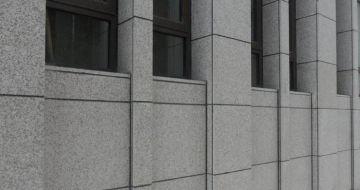 来宾芝麻灰外墙干挂石材及施工注意事项