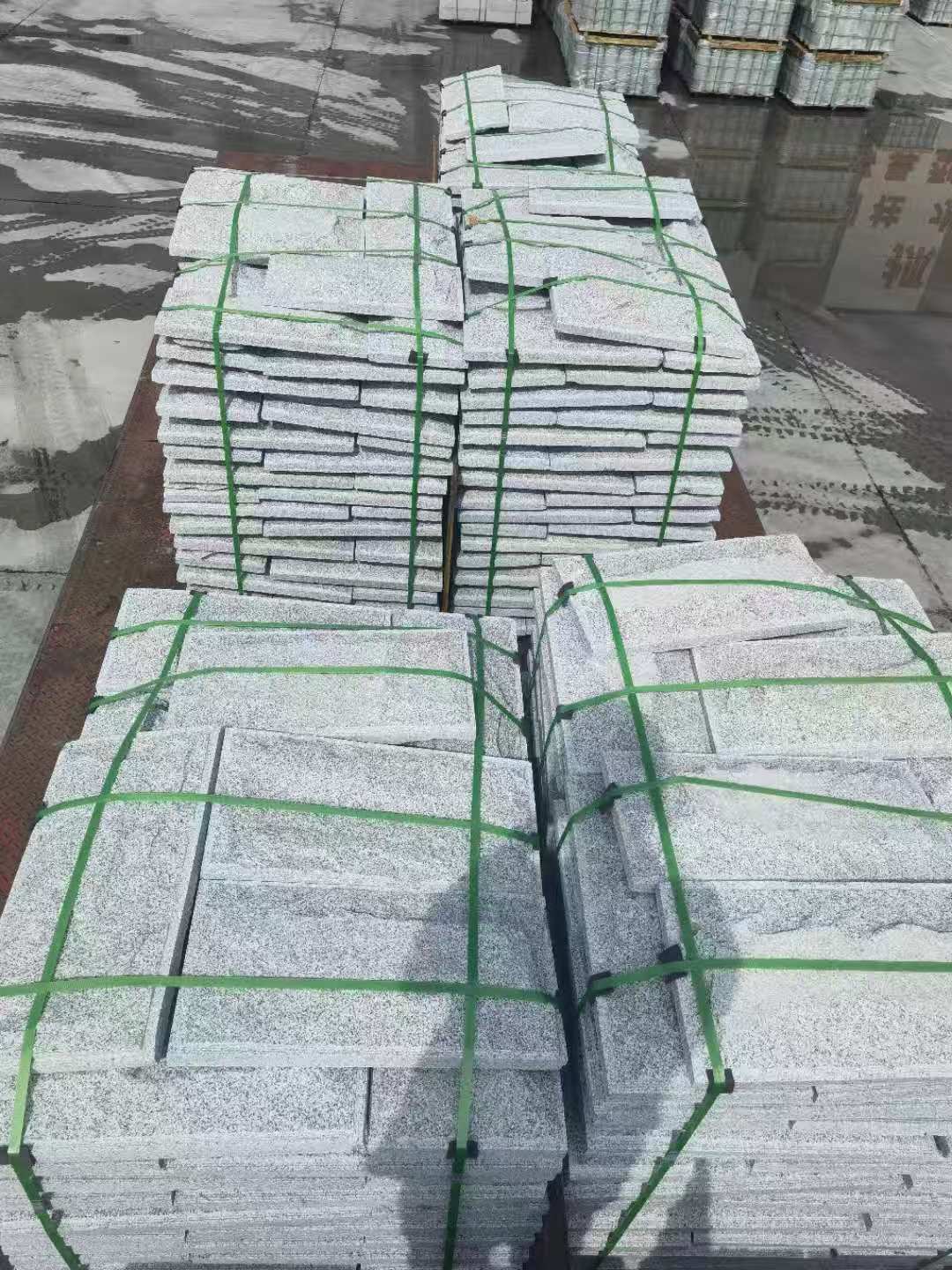 来宾 芝麻白蘑菇石装车出货