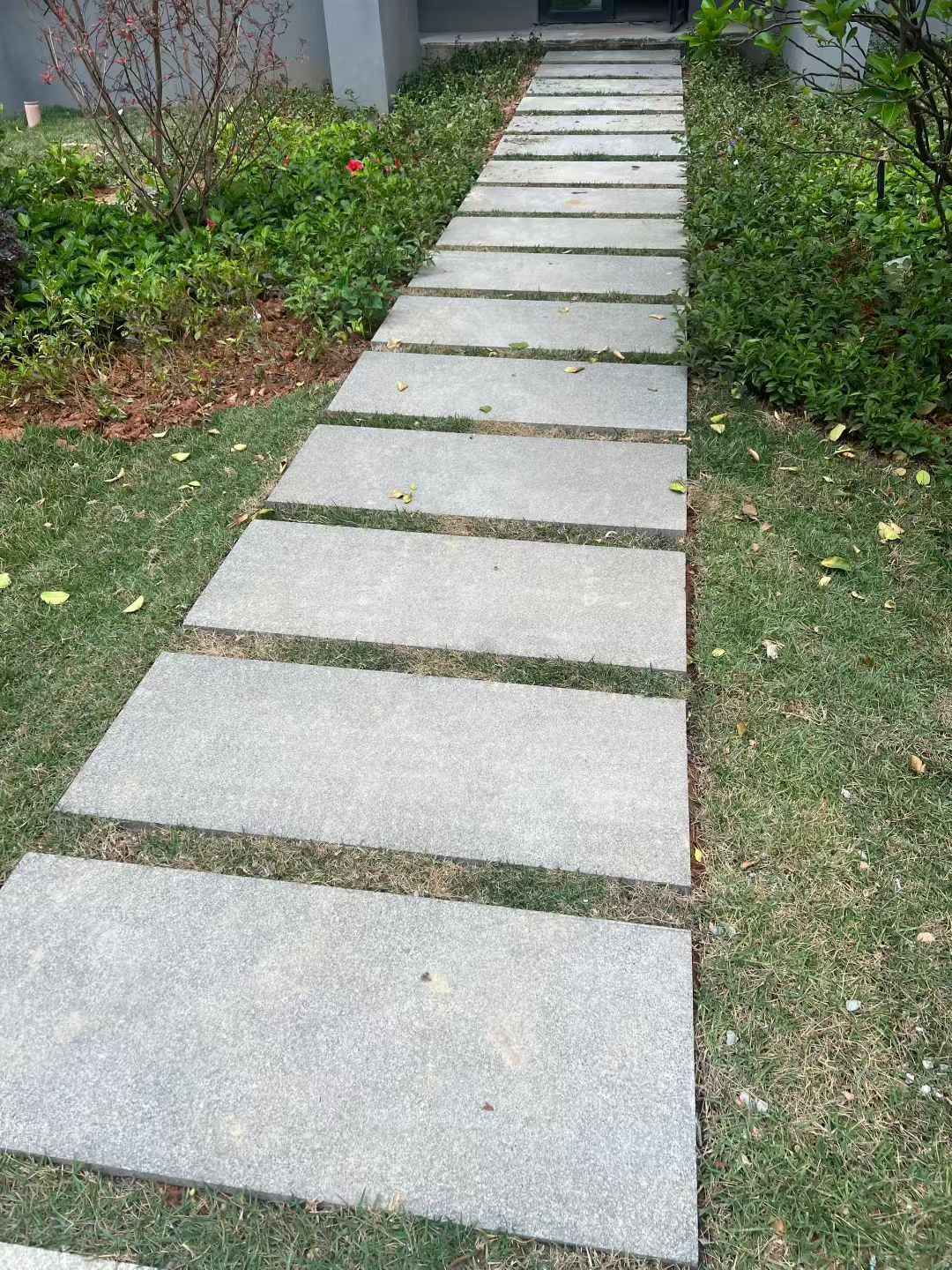 来宾 芝麻黑小区踏步、汀步石铺装效果