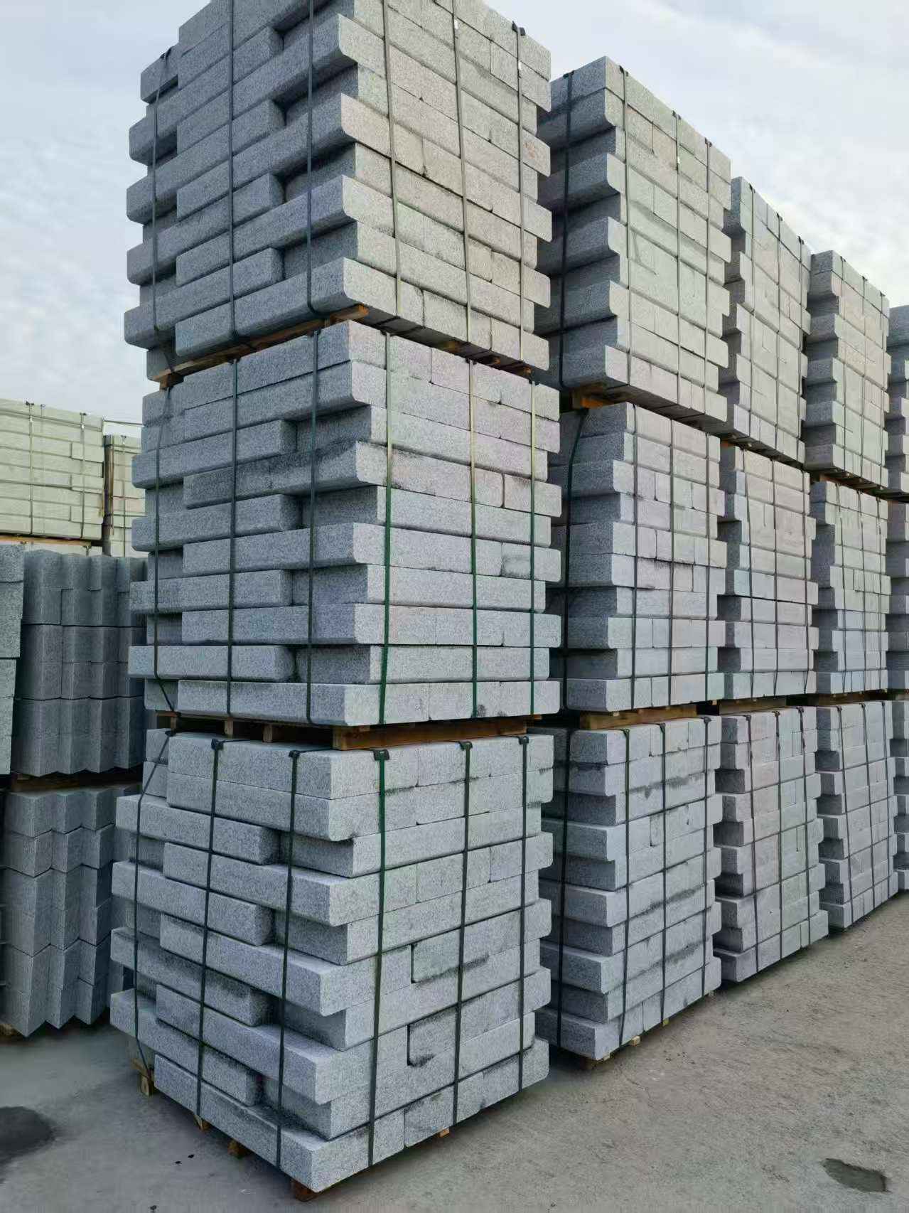 来宾 路沿石（路侧石），颜色一致，尺寸标准