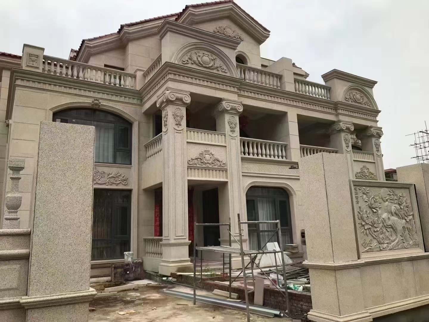 来宾黄金麻别墅外墙安装效果