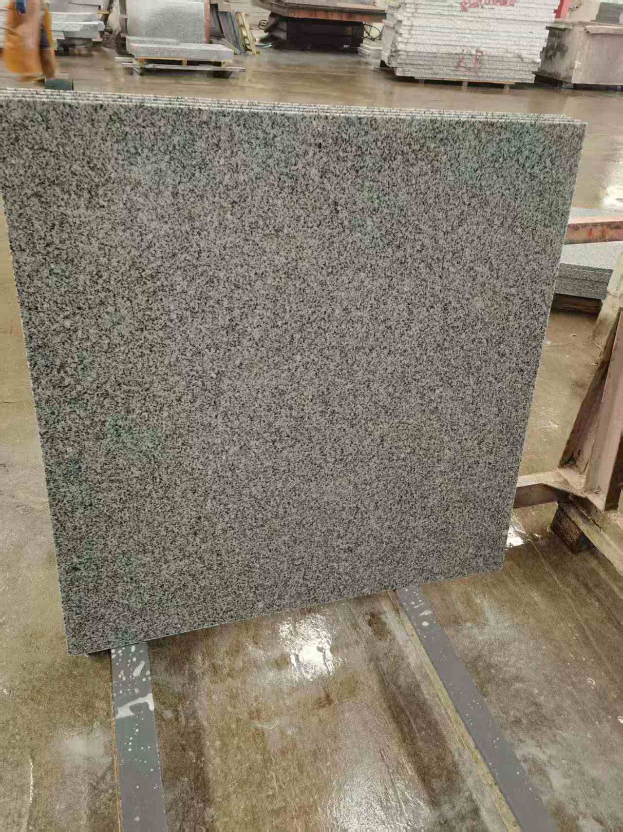 来宾 芝麻白光面900*900，高地铁标准