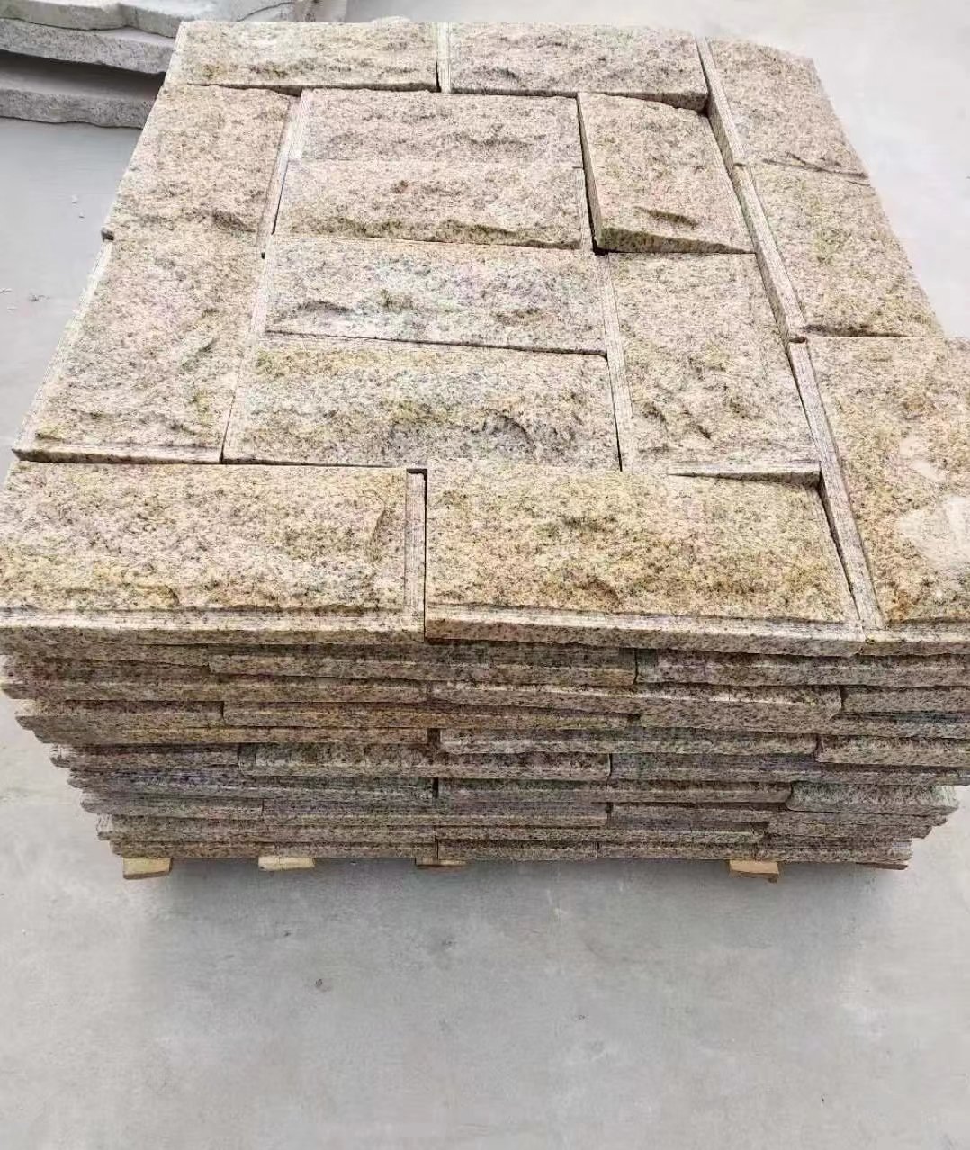 来宾黄锈石蘑菇石