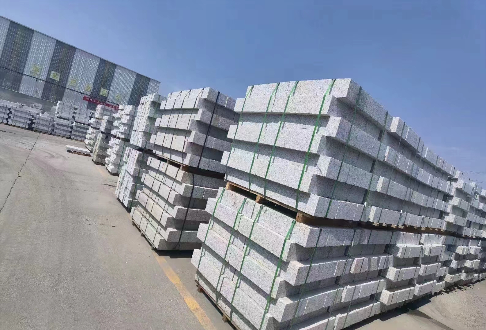 来宾芝麻白路沿石如何进行正确铺设