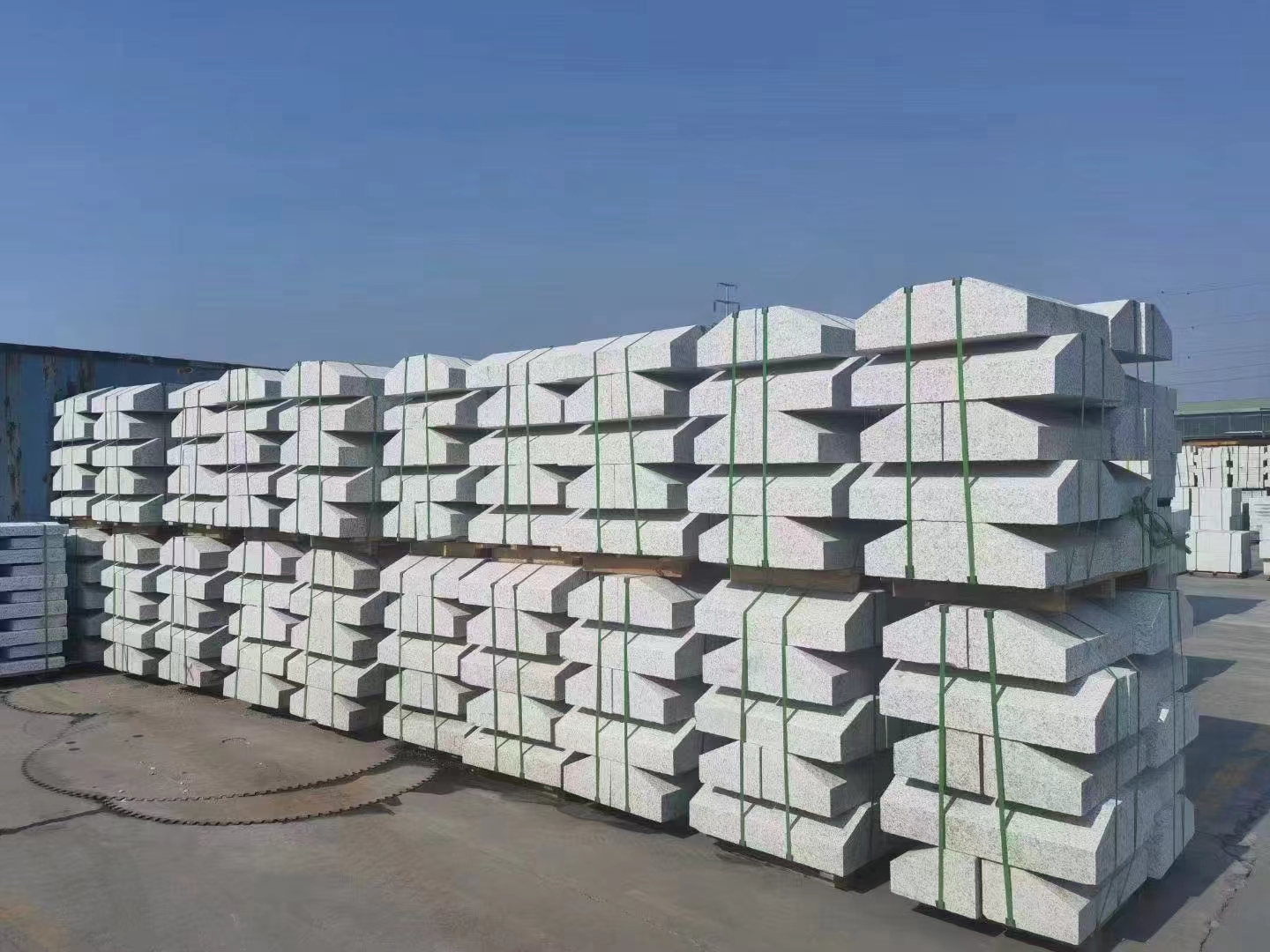 来宾芝麻白花岗岩光面牙石知多少